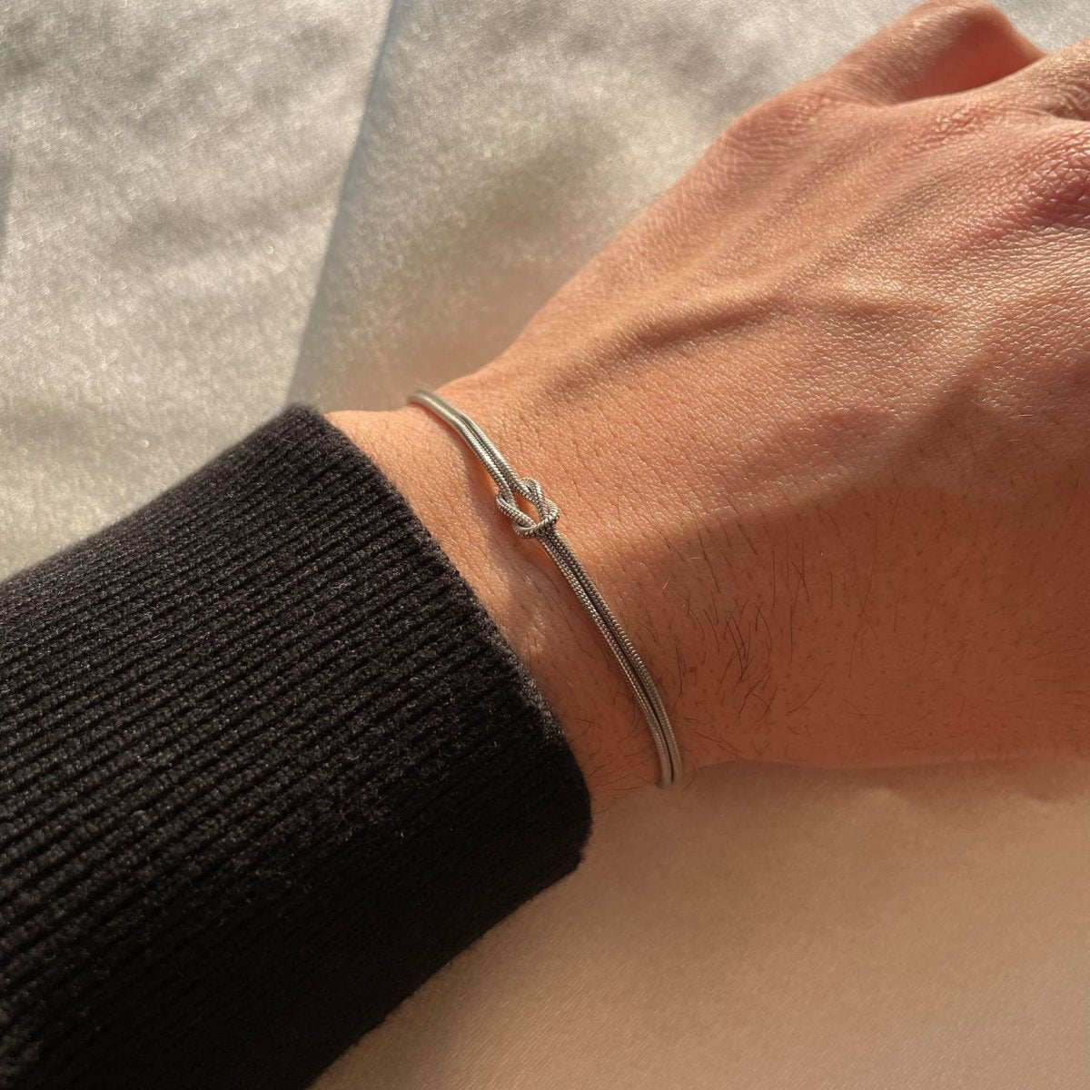 Elske | Minimalistische armband met liefdesknoop - foto 12