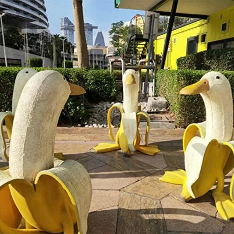 Johan | Grappig tuinbeeld eend met banaan van hars - foto 3