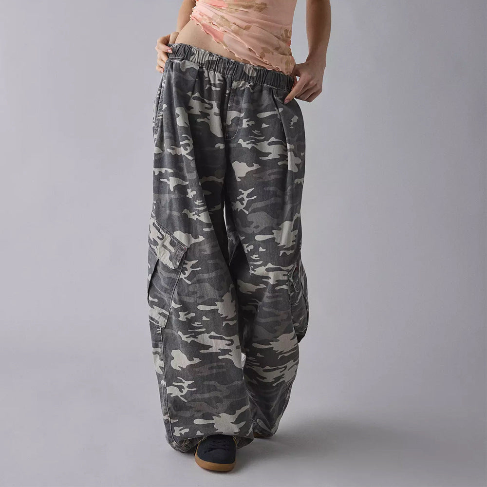 Marit | Wijde cargobroek met camouflageprint - Grijs