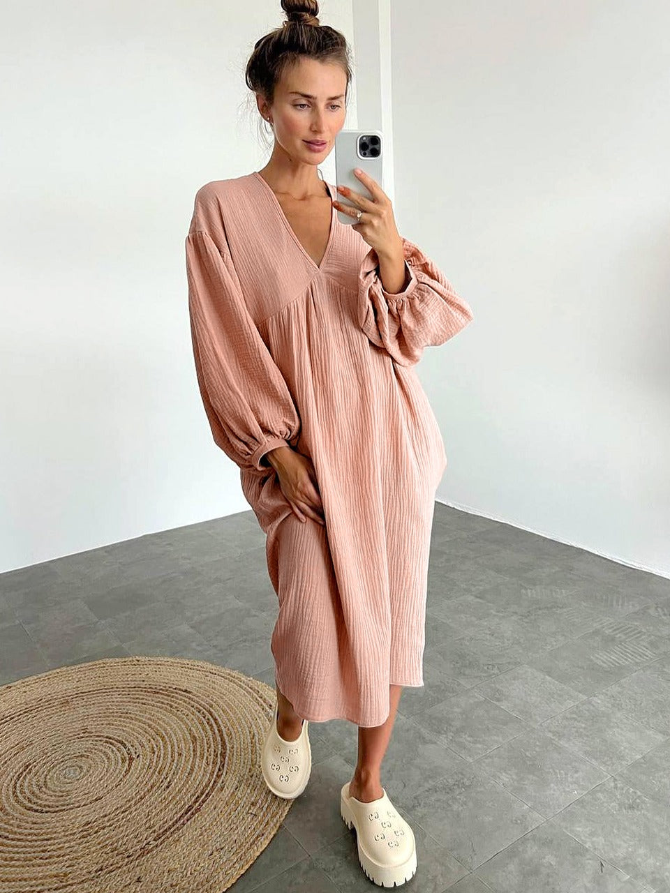 Noor | Midi nachtjurk met V-hals en pofmouwen - Roze